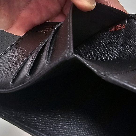 Louis Vuitton - Mens Black Epi Leather Wallet - Picture 5 of 6